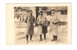 Carte Photo Militaria :  3 Soldats En Tenue Dans La Cour D'une Caserne - 2ème Plan : Baraquements ( Lieu à Déterminer ) - Personnages