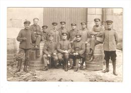 Carte Photo Militaria - Groupe De Prisonniers Allemands  - Uniformes - Uniformes