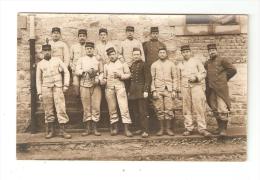 Carte Photo Militaria : Groupe De Soldats Posant  Devant  Bâtiment ( Lieu à Déterminer ) - Characters