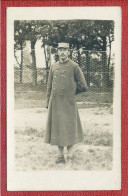 Carte Photo Militaria : Un Soldat Posant Dans Un Parc ( Lieu à Déterminer ) - Personnages