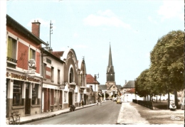 CP  51   MOURMELON - Le - GRAND   4352 -  Rue   Général   Gouraud   Et   L'église - Mourmelon Le Grand