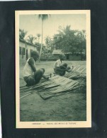 CAMEROUN   1950   DOUALA  ETHNIQUE  TRESSAGE DES NATTES TOITURES CIRC  NON   EDITEUR BRAUN ET CIE - Togo
