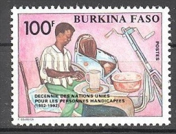 Burkina Faso: Yvert N°853**; Handicapé; Fauteuil Roulant - Burkina Faso (1984-...)