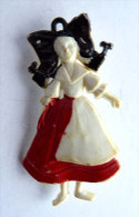 RARE 1 BROCHE Personnage ALSACIENNE - Disney