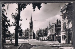 BRIARE . L'Eglise Et La Place De La République . - Briare