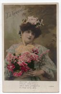 Cpa - Le Bonnet De Sainte Catherine - Pose D´une Femme Avec Un Bouquet De Fleurs - Santa Caterina