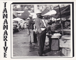 MADAGASCAR,ANTANA NARIVO,TANANARIVE,marché ,vendeur De Fruits - Madagaskar