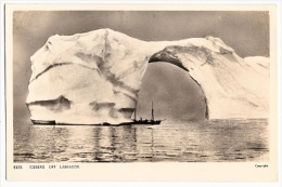 CPSM Photo Canada Iceberg Off Labrador Terre Neuve Bateau Passant Sous Une Arche De Glace Boat Newfoundland - Andere & Zonder Classificatie