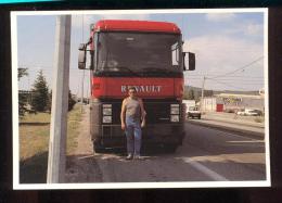 1  -  Carte Postale De L'Engin Et François Fauker Son Conductuer  1995  -  Camion Renault - Camions & Poids Lourds