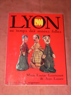 LYON 1900 LES ANNEES FOLLES  AVEC CARTES POSTALES  ET DOCUMENTS ANCIENS EDITIONS 4 SEIGNEURS  FORMAT 27X21  CM - Woordenboeken