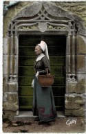 Lusignan - Porte De L'église Et  Femme En Costume - Lusignan