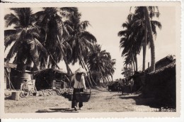 Carte Postale Photo SAÏGON (Asie-Asien-Viêt-Nam-Indochine) Chaumières - Vélo-Bicyclette-Palmiers - Viêt-Nam