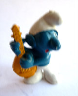Figurine SCHTROUMPF PLAGIAT A LA MANDOLINE JAUNE FONCEE SMURF PITUFO SCHLUMPH - Smurfs