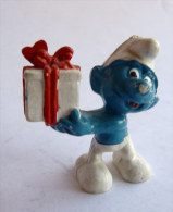 Figurine SCHTROUMPF PLAGIAT AVEC UN CADEAU SMURF PITUFO SCHLUMPH - Schtroumpfs (Los Pitufos)