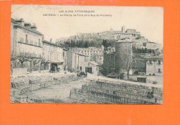 04 SISTERON : Le Champ De Foire Et La Rue De Provence (état) - Sisteron