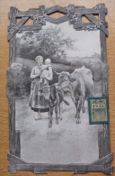 CALENDRIER Ancien - 1931 - Gaufré, Découpi Avec éphémédide Agrafé - Jeune Paysanne Avec Son Bébé, Sa Vache Et Son Veau - Tamaño Grande : 1921-40