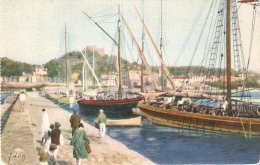 LA DOUCE FRANCE . COTE D´ AZUR . BATEAU ( Voiliers  Dans ) Le Port Et La Jetée . PORQUEROLLES . ILES D´ HYERES ( 83 ) - Segelboote