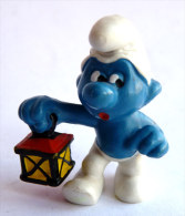 Figurine SCHTROUMPF AVEC UNE LAMPE TEMPETE SCHLEICH PEYO MADE IN PROTUGAL - SMURF PITUFO SCHLUMPH - Schtroumpfs