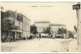 Carte Postale Ancienne Rémoulins - Place Des Grands Jours - Métiers, Rémouleur Ambulant Pp - Remoulins