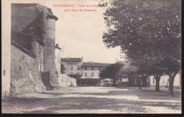 CPA - (83) Roquebrune - Place De La République, Le Rocher Et La Tour Des Remparts - Roquebrune-sur-Argens