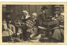 Carte Postale Ancienne Bannalec - Tissage De Tamis Et De Cribles Dans Une Famille - Métiers, Industries - Bannalec