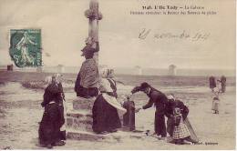 Femmes Attendant Le Retour Des Bateaux De Peche - Ile Tudy