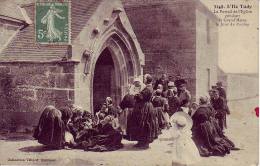 Portail De L´eglise Pendant La Grande Messe - Ile Tudy