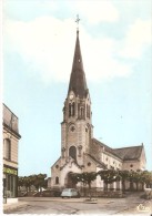 LES TROIS MOUTIERS  .... L EGLISE .... 2CV CITROEN - Les Trois Moutiers