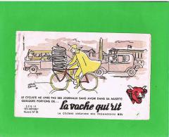 BUVARD : LA VACHE QUI RIT - "LE CYCLISTE NE LIVRE PAS SES JOURNAUX SANS AVOIR DANS SA MUSETTE QUELQUES PORTIONS ..." - Produits Laitiers