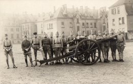 CPA 101 - MILITARIA - Carte Photo  - Soldats / Militaires + Canon Militaire - Matériel