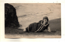 Jolie Baigneuse En Maillot 1900 Au Repos Sur La Plage Bord De L'Ocean Edit Artaud Nozais Femme Lezard Natation Nageuse - Natation