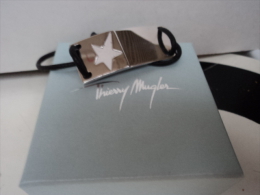 MUGLER  BRACELET  "PLAQUE METAL" LOURD, SIGLE "TM" AU VERSO + BOITE  VOIR  & LIRE !! - Miniatures Womens' Fragrances (in Box)