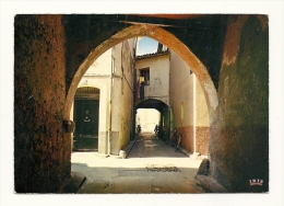 Cp, 06, Le Viel Antibes, Rue Des Arceaux, Voyagée 1971 - Antibes