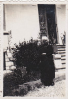 MARSEILLE EN 1947,BOUCHES DU RHONE,13,HABITANTE DE L´EPOQUE,PHOTO ANCIENNE,ROBE NOIRE,riche - Places