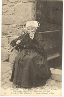 29 Finistére _ La  Martyre _ Femme Allumant Sa Pipe  (coutumes Et Moeurs Bretons ) - Autres & Non Classés