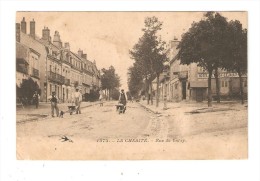 CPA : 58 - Nièvre : La Charité Sur Loire : Rue De Varzy : Grandes Maisons - Hotel De L'Union - Ouvriers Avec  Brouettes - La Charité Sur Loire