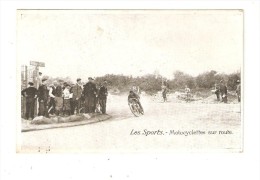 CPA :Les Sports : Motocyclettes Sur Route : Motard Dans Un Virage - Spectateurs - Motorräder