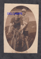 Photo Ancienne - Deux Cyclistes Dans Un Vélodrome à Identifier - Voir Tenue Et Vélo - Cycling