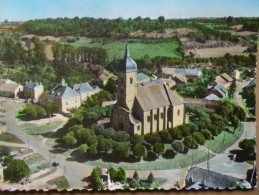 52 - NEUILLY L'EVÊQUE - Vue Aérienne (En Avion Au Dessus De...) L'Eglise. (CPSM) - Neuilly L'Eveque