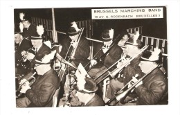 Carte Photo ( ? ) :Bruxelles : Brussels Marching Band 10 Av G. Rodenbach Bruxelles Musiciens En Tenues -Carnaval De 1965 - Fêtes, événements