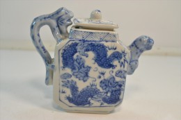 Ancienne Petite Théière En Porcelaine De Chine, Décor Bleu, Motif Dragons - Arte Asiático
