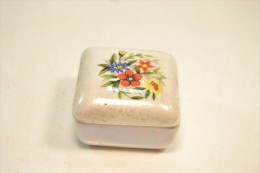 Petite Boite En Porcelaine Décor Floral Et Effet Nacré - Cajas/Cofres