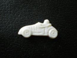 Fève Ancienne En Plastique - VOITURE DE COURSE (épaisseur 0,3 Mm) - Anciennes