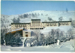 CPM     12    LAGUIOLE SOUS LA NEIGE         LES CLASSES DE NEIGE - Laguiole