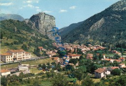 04 -  CASTELLANE - ROUTE NAPOLEON  VUE GENERALE  NOTRE DAME DU ROC ET SON ROCHER - Castellane