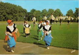 CP - SOUSTONS (40)  - Folklore Landais : Le Groupe "Lous Cadetouns" Au Pas De Parade - Soustons