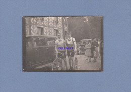 Photo Ancienne - ETAMPES - Deux Coureurs Du Vélo Club D´ Etampes ( Voir Logo VCE ) - Années 1930 - Automobile Citroen - Wielrennen