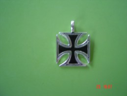 Fake Iron Cross Modern Reproduction Front & Back Shown - Autres & Non Classés