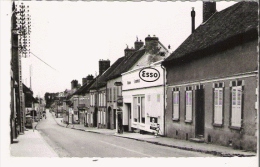 CERISIER (YONNE) LA GRANDE RUE (POMPE A ESSENCE ESSO  HOTEL RESTAURANT  ET QUINCAILLERUE) - Cerisiers