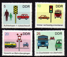 DDR     N° 1140/43     * *     Auto Voiture  Train- Camion - Securite Routiere - Panneau - Accidents & Road Safety